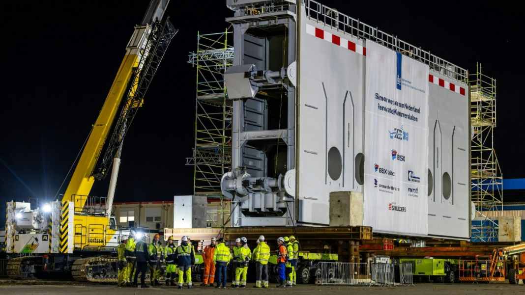 Krammersluizen – first refurbished lock gate reinstalled