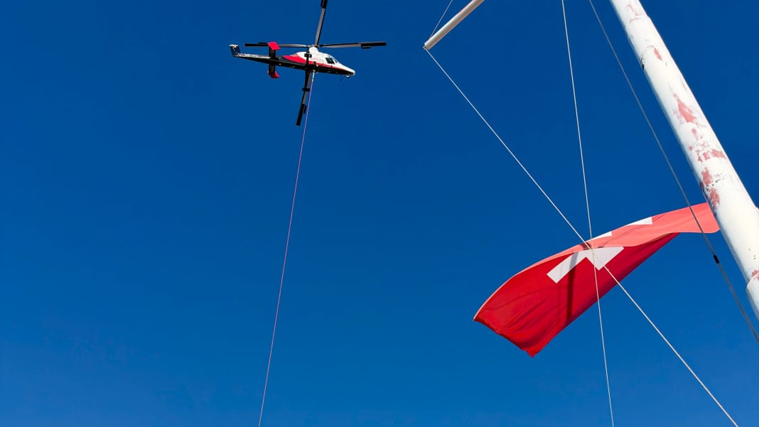 Segelyacht fliegt per Helikopter ins Winterlager