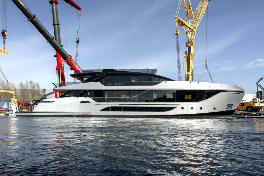 Lässt größte Yacht zu Wasser