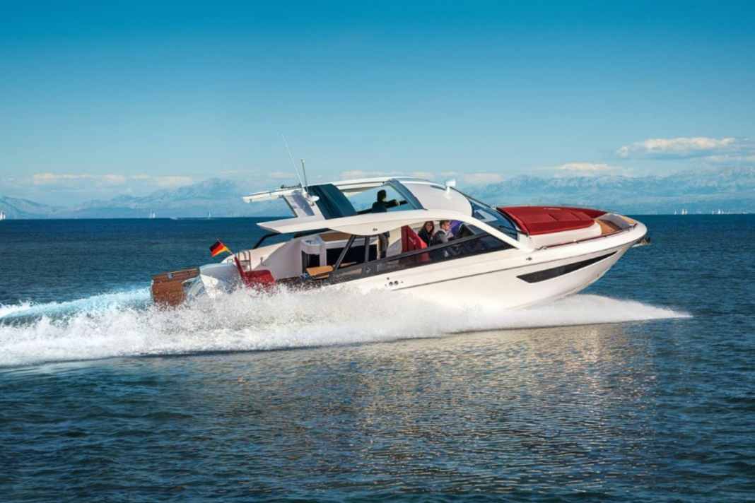 Day cruiser with outboard motor - Bavaria Vida 33 HT