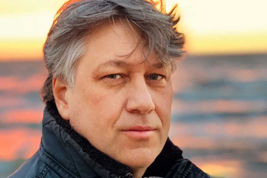 Klaus Schlösser on the change in nautical charts - "Unstoppable trend"