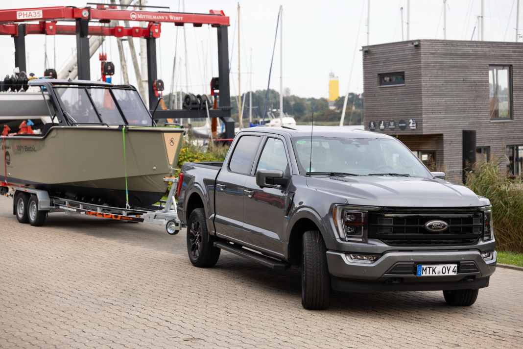 So schlägt sich der Ford F-150 Lariat mit E-Boot im Schlepptau