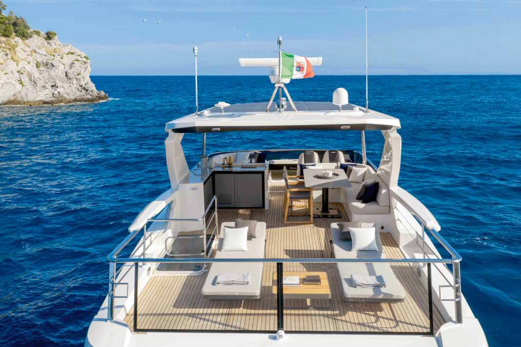 Flybridge, Salon und Kabinen im Check