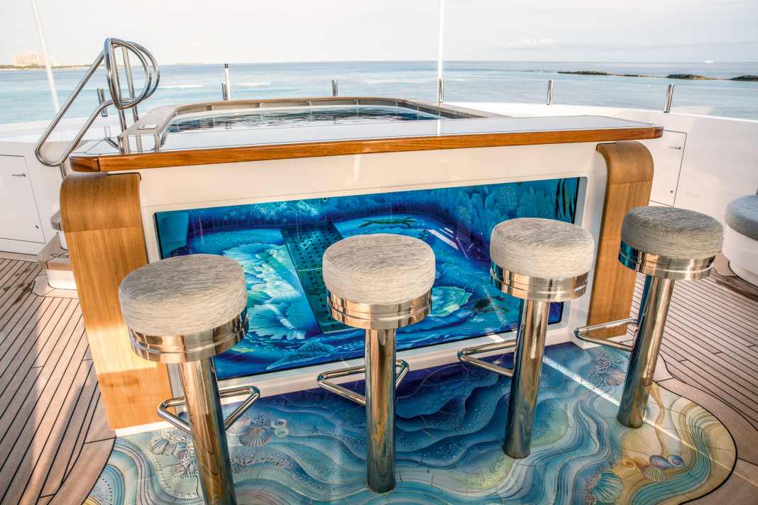 61 Hakvoort-Meter in Familienyacht mit Beachclub-Feeling verwandelt