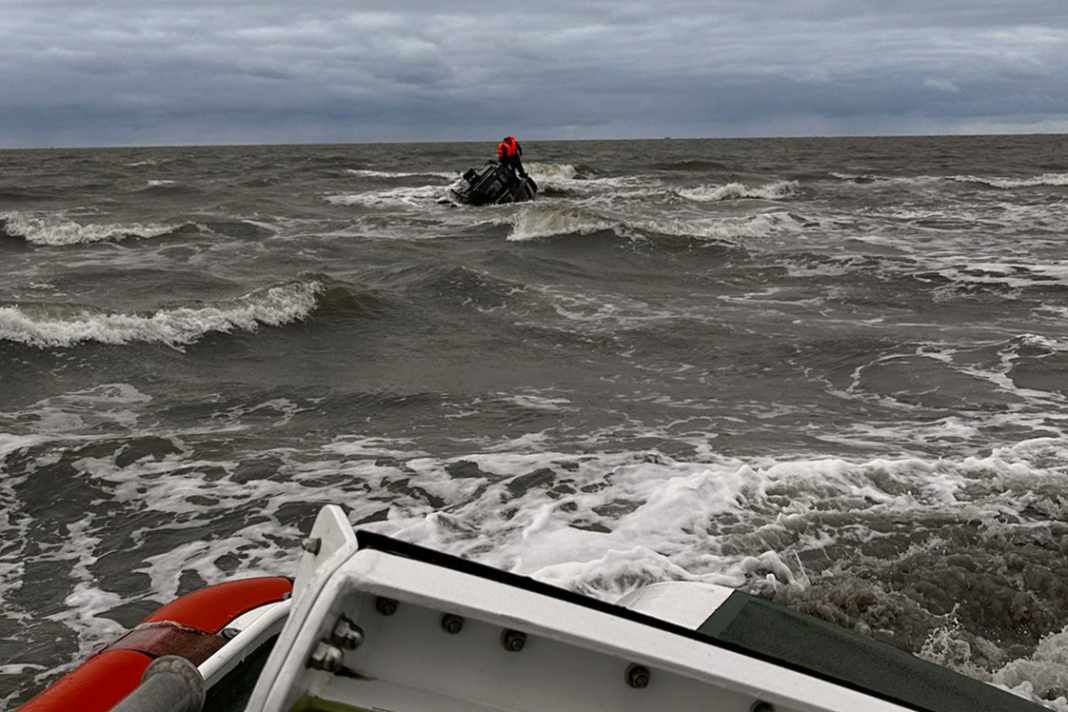 Marineflieger retten Schiffbrüchige aus Seenot