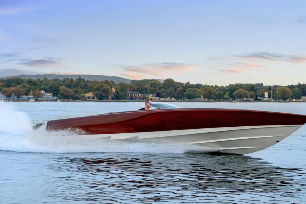 Mahagoni-Kunstwerk mit Musclecar-Motor