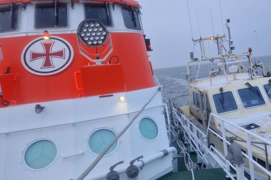 Havarien in Weser und Elbe – Motorboot und Traditionsschiff in größter Gefahr