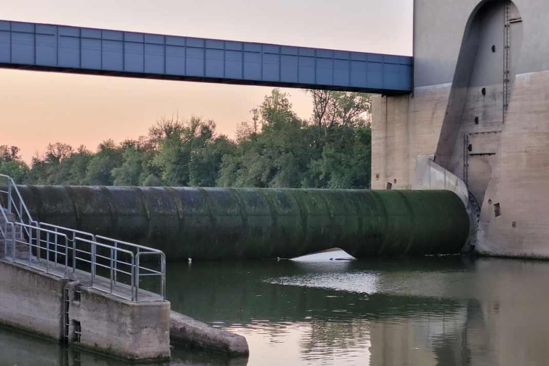Motorboot stürzt Wehr hinab und kentert