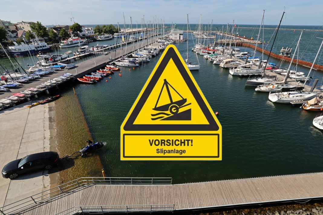 Car with trailer sinks in the marina
