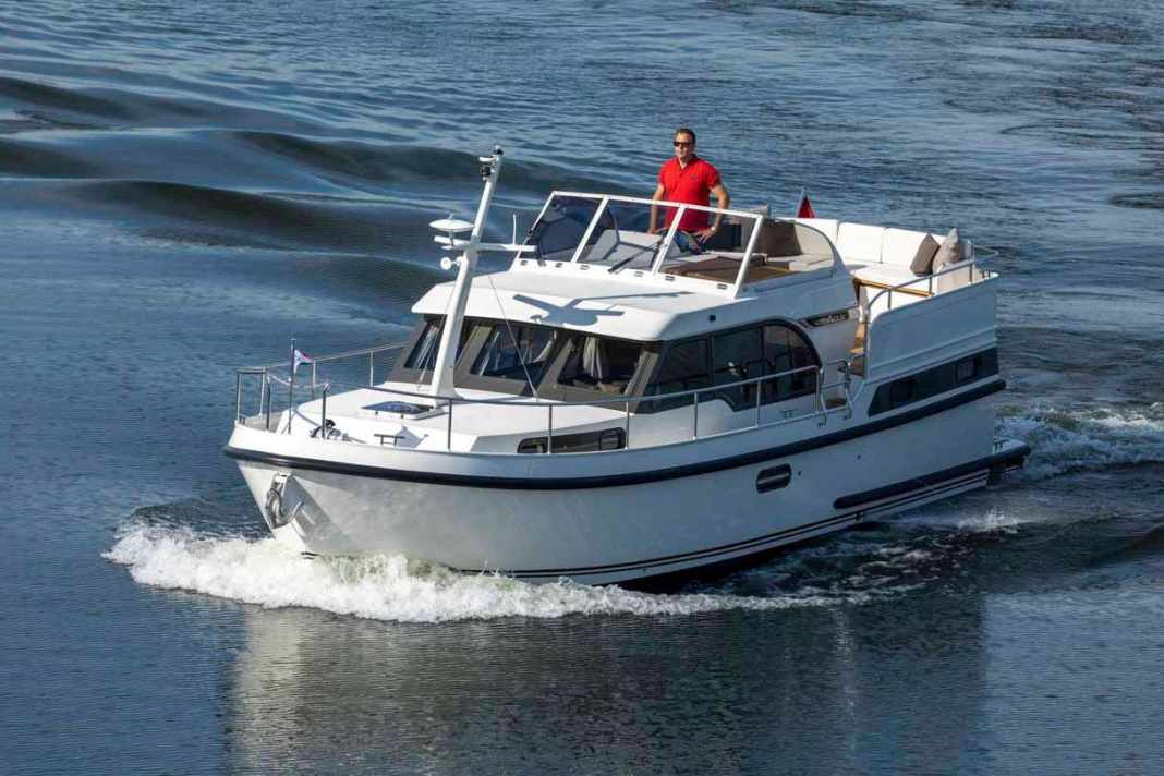 Steel displacement boat with shaft drive - Linssen 35 SL AC