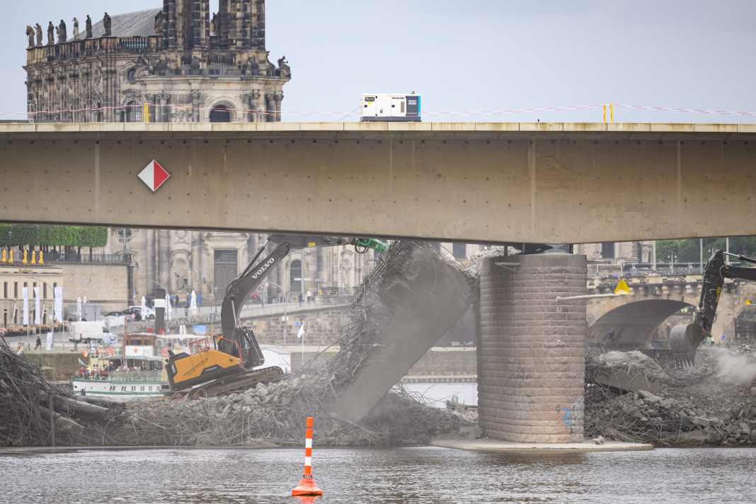 Elbe für Carolabrücken-Abriss gesperrt