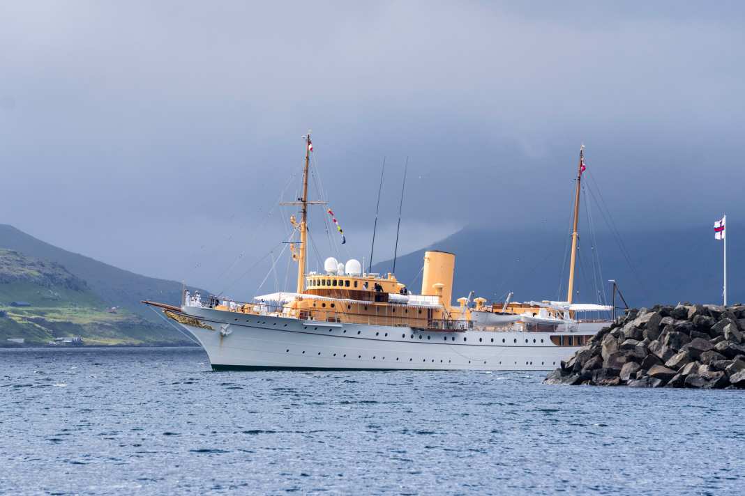 König Frederik X. reist mit Königsschiff „Dannebrog“ an