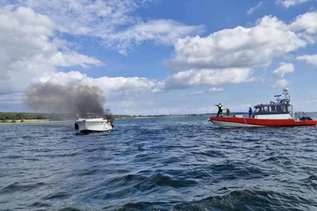 Brennendes Motorboot sinkt vor Fünen