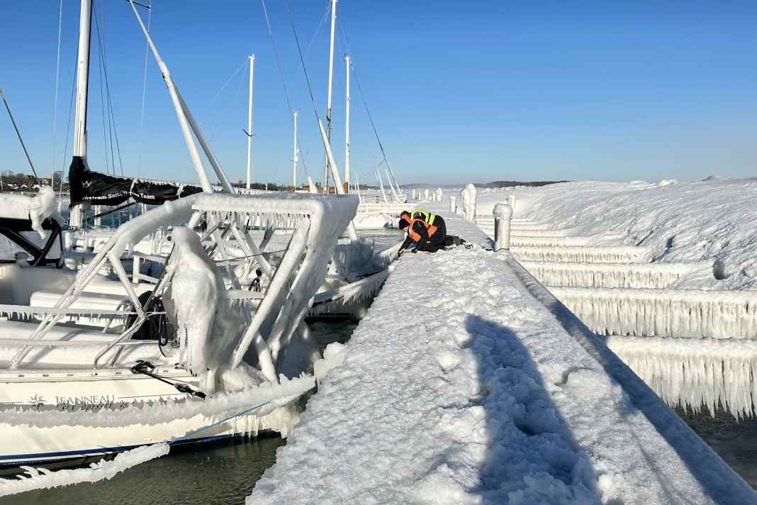 Eiskunst in Häfen und entlang der Küsten