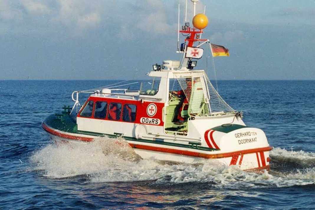 Seenotretter helfen Solarkatamaran