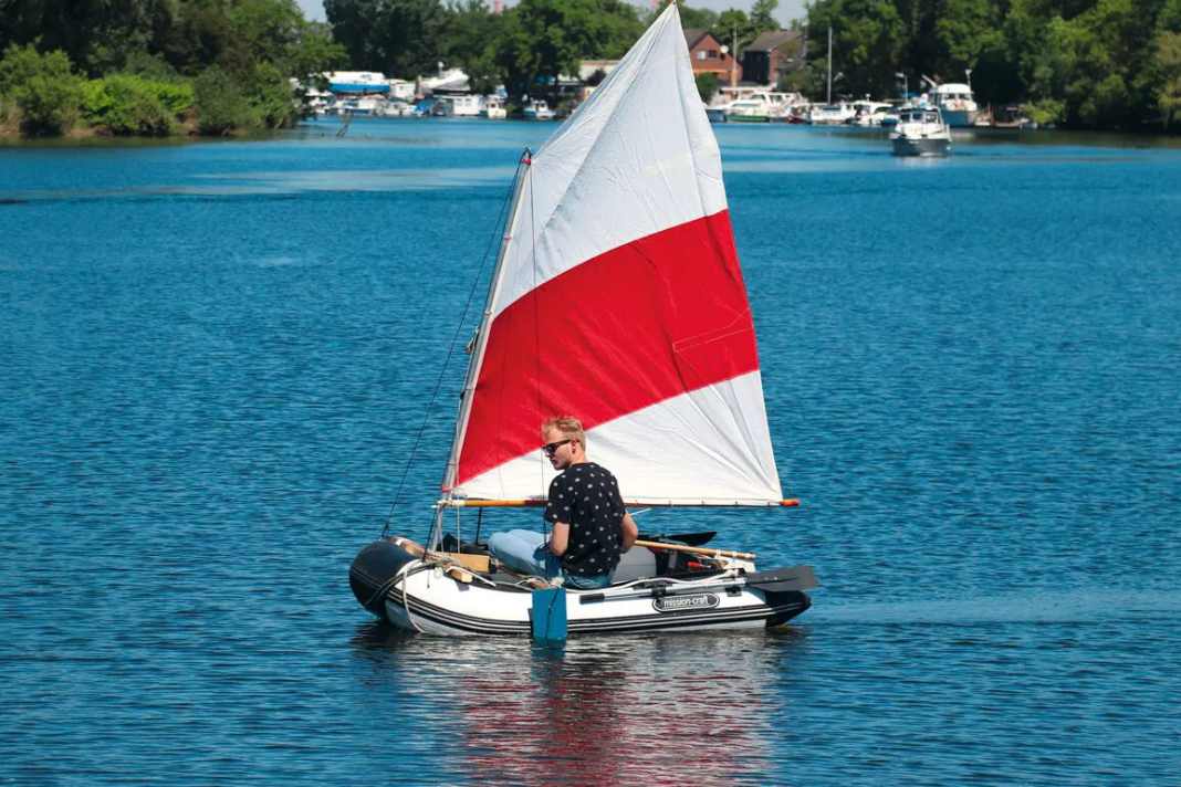 DIY-Segler aus einem Schlauchboot