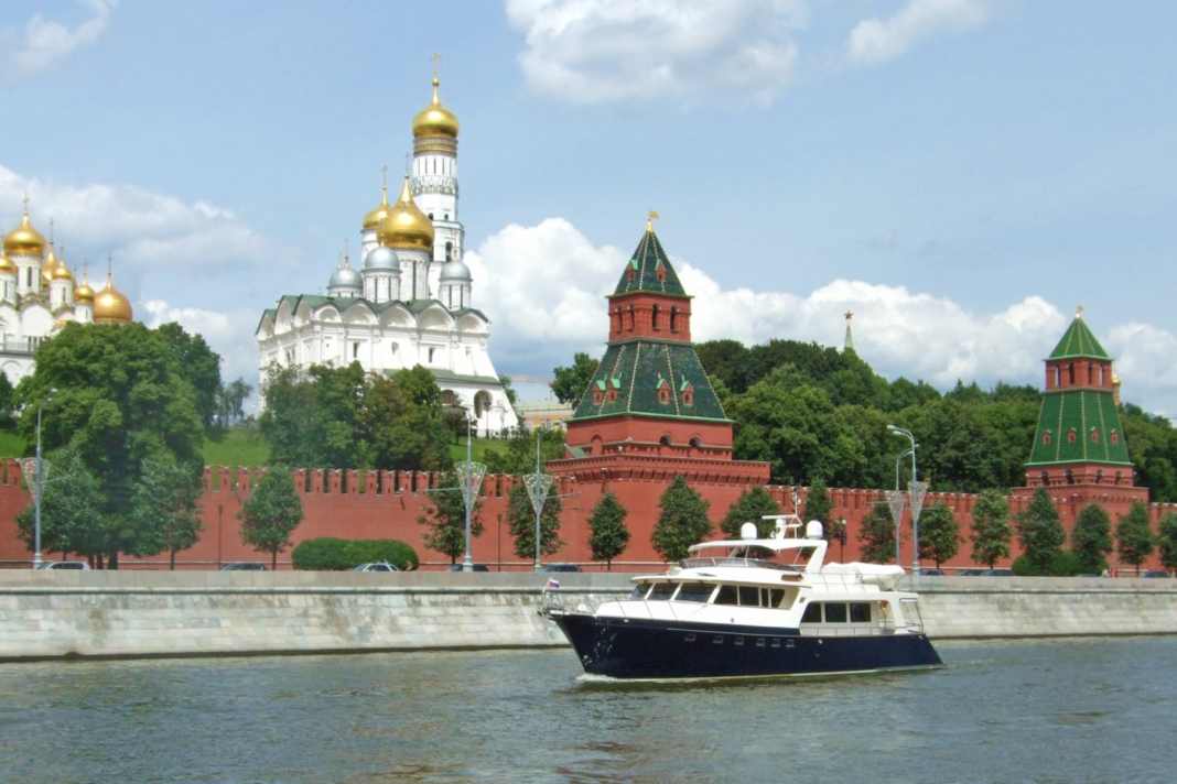 Mit dem Boot nach Moskau