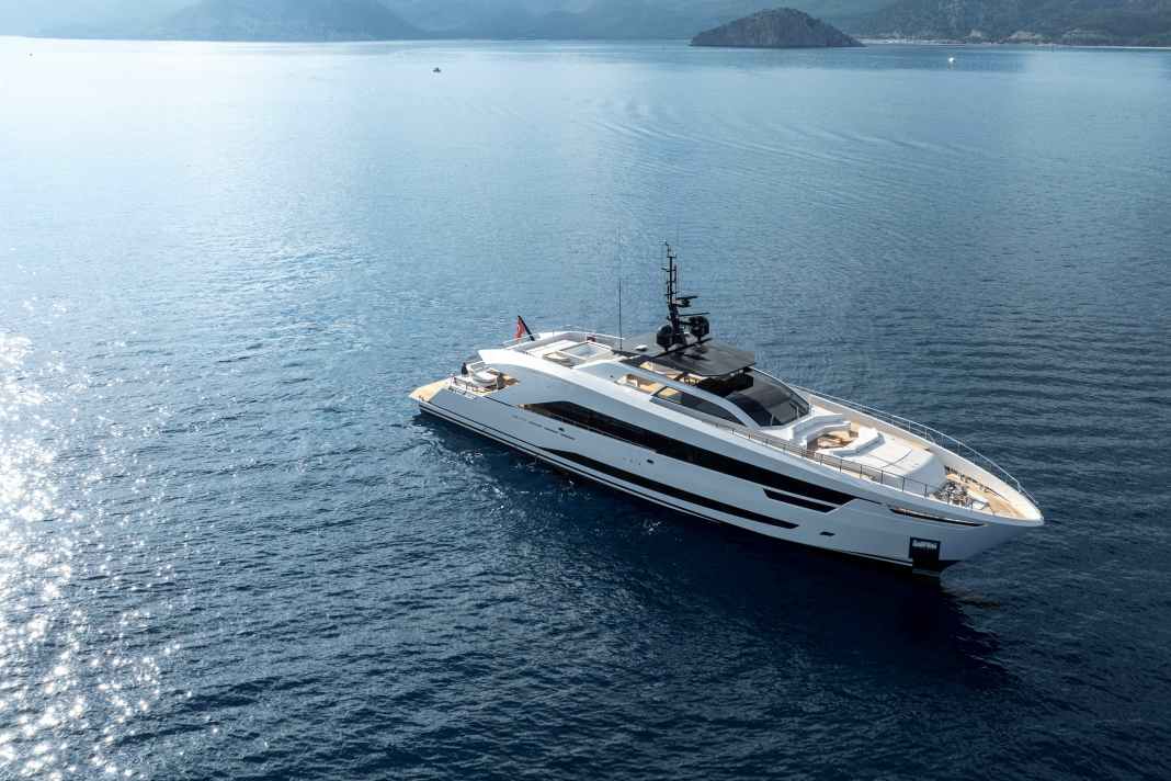 Neue 43‑Meter‑Yacht feiert Weltpremiere in Palm Beach