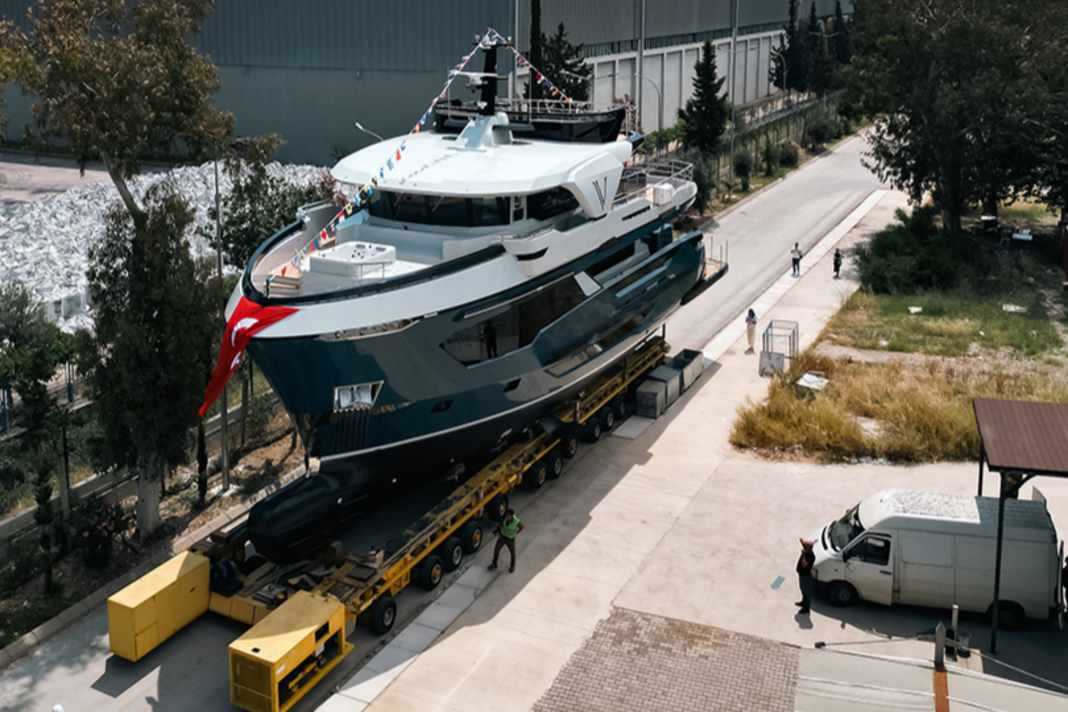 AvA Yachts wassert Nummer eins