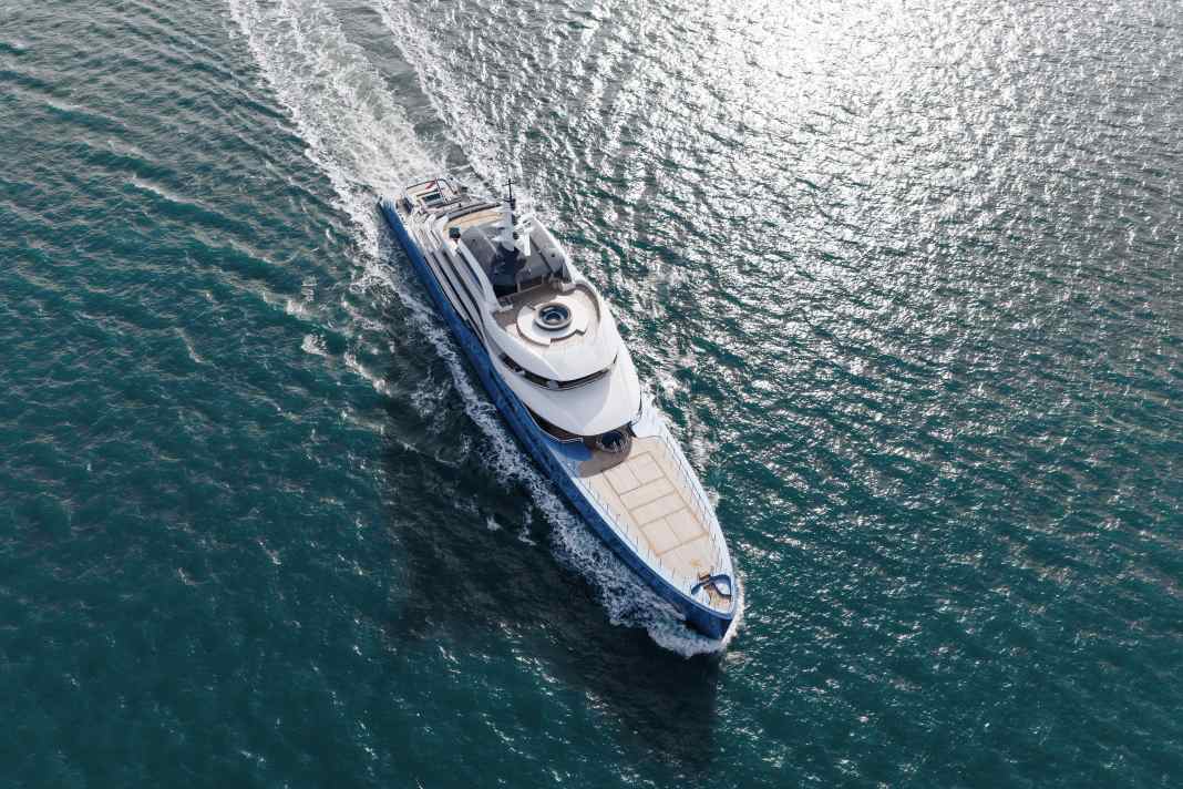 Ein Tennisplatz auf Probefahrt