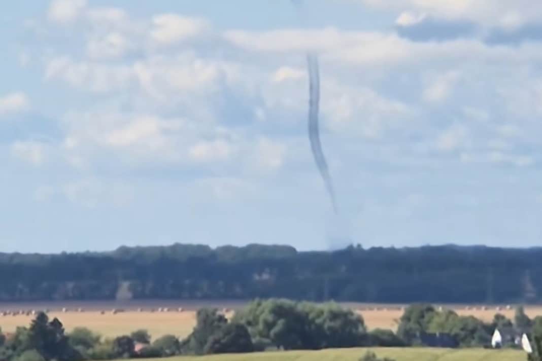 Wasserhose fegt vor Rügen über die Ostsee
