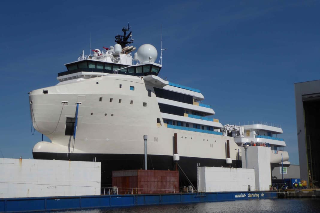 Vom Offshore-Versorger zur Superyacht