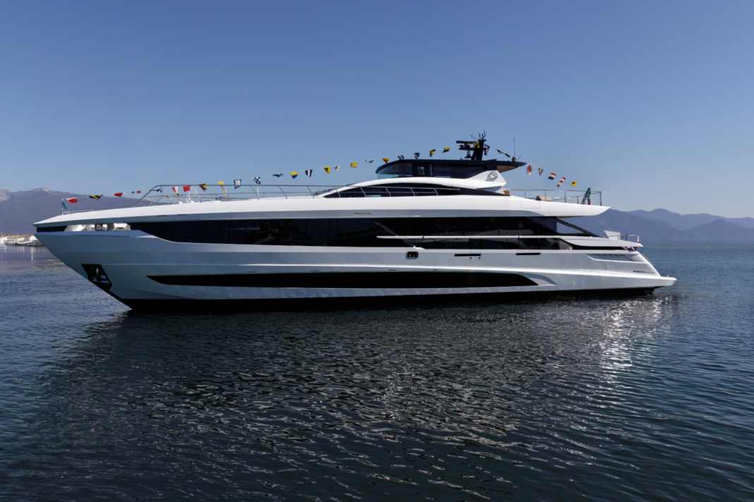 Die erste Mangusta GranSport 34 schwimmt