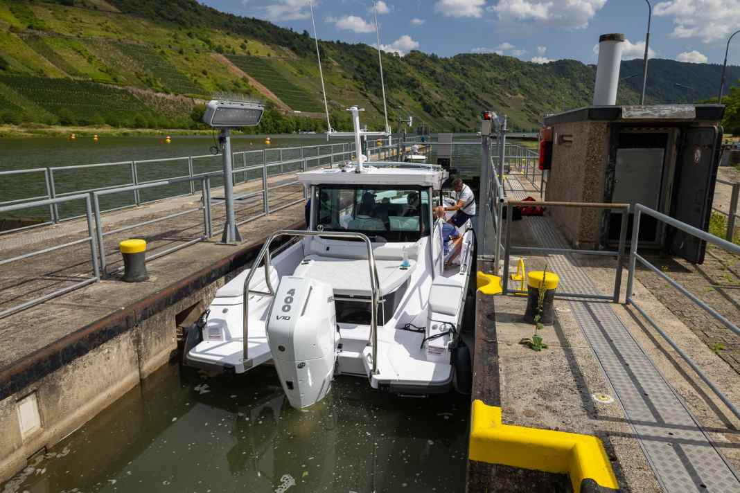 Successful lock manoeuvres on the Moselle