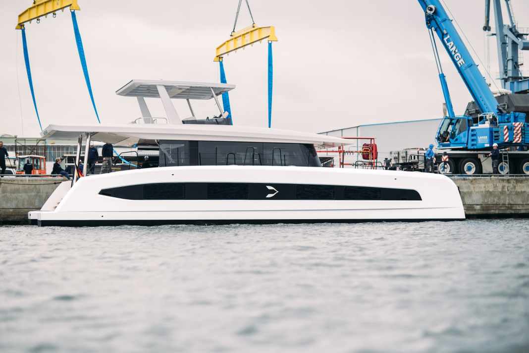 Erste Solar-Yacht aus Stralsund zu Wasser gelassen