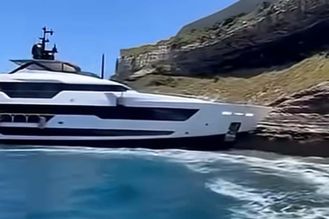 "Lady Dia" runs aground off Corsica