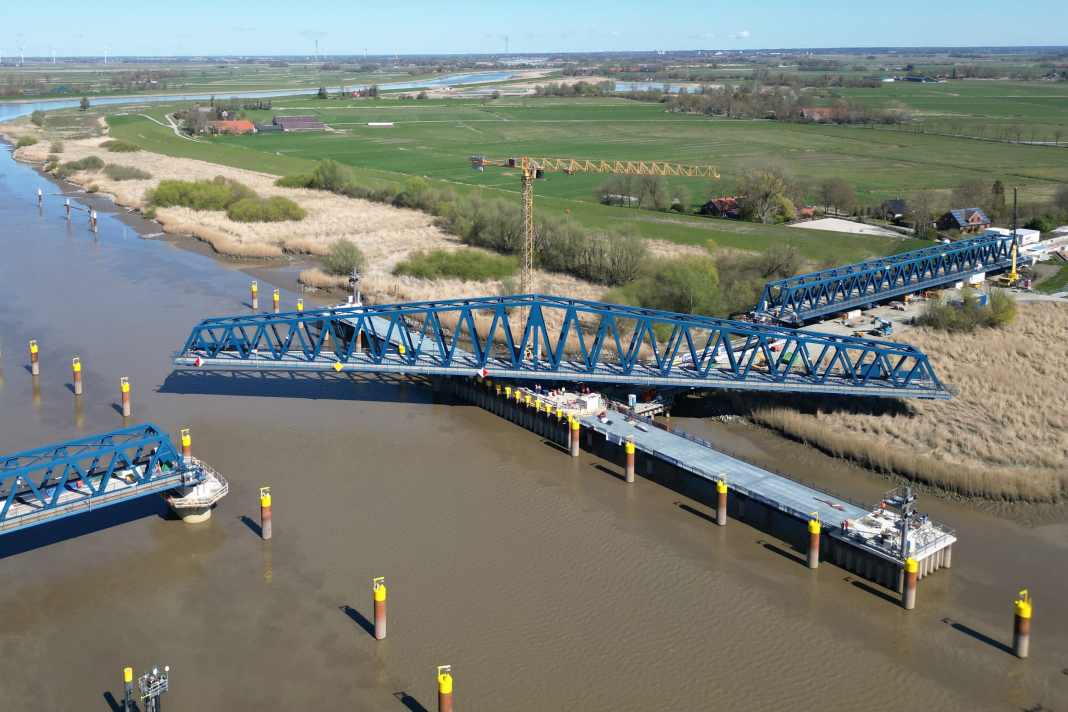 Trial operation - new Friesenbrücke bridge near Weener with fewer openings in May