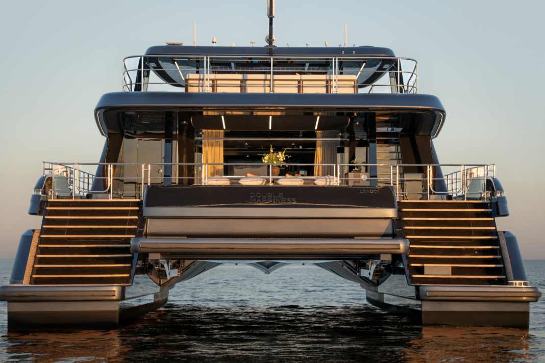 Ein Luxus-Kat fährt vollelektrisch