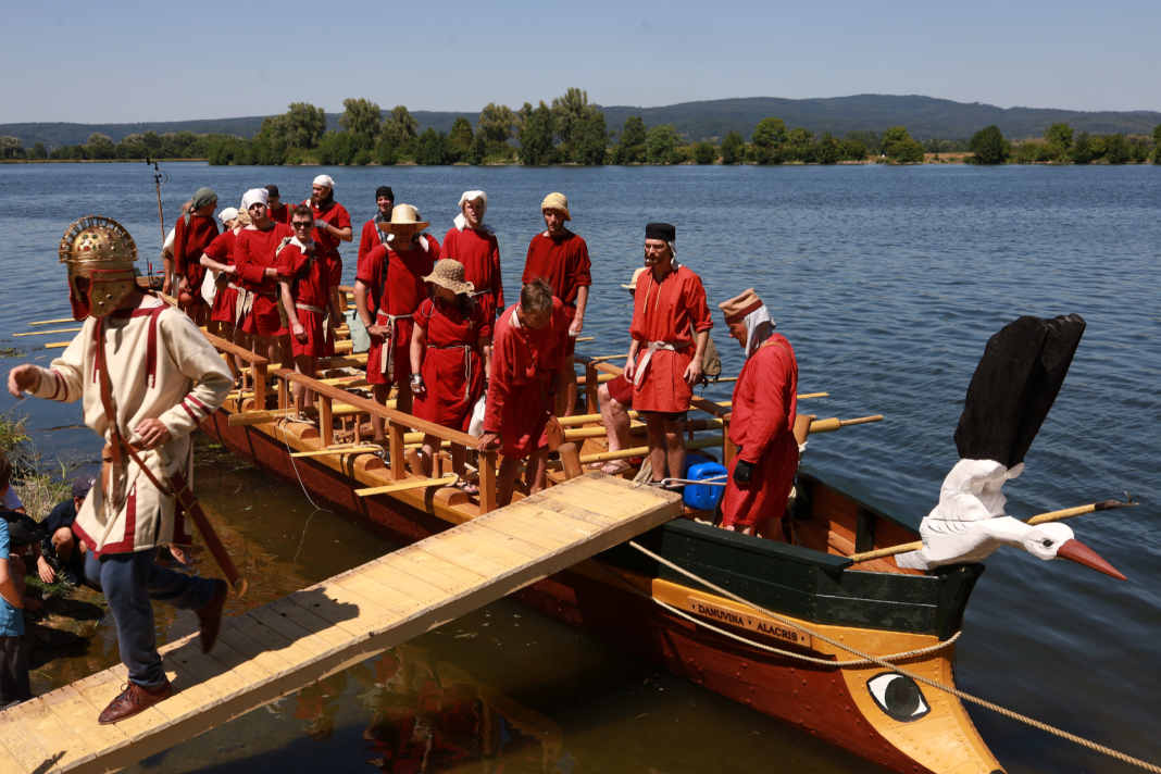 Scientists row in the footsteps of antiquity