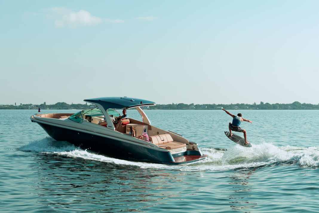 Wakesurfing-System für Boote mit Twin-Forward-Drive