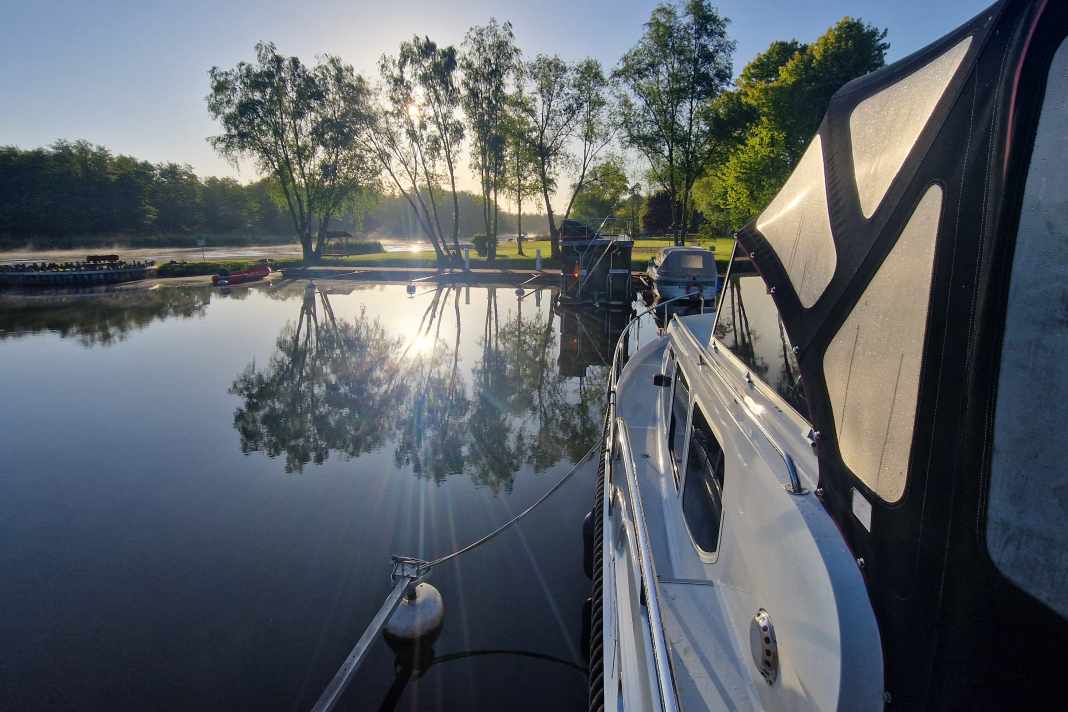 Chartertörn auf der Peene - zwischen Schilf und Strandkorb