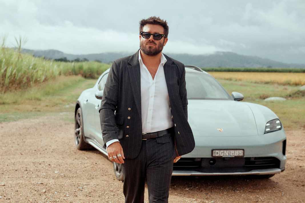 Musiker Angus Stone sammelt Geschichten und fährt Porsche Taycan