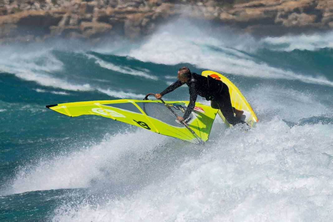 Backside waveriding - how to ride waves upwind