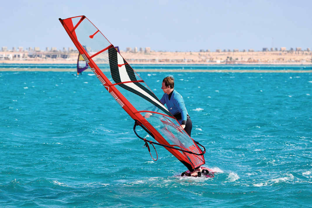 Leeward leeward and sail control in backstroke