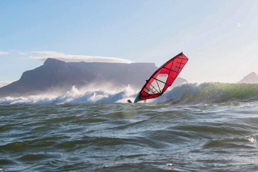 Die besten Windsurf-Spots rund um Kapstadt - von Welle bis Flachwasser