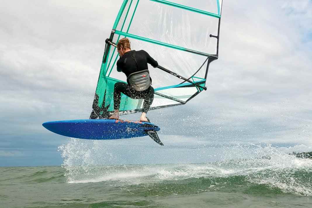Six freeride fins tested against seagrass