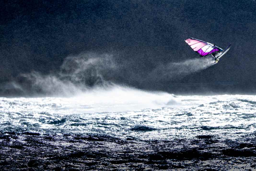 Strammer Nordwind fegt über den Comer See – Yentel Caers & friends heben ab