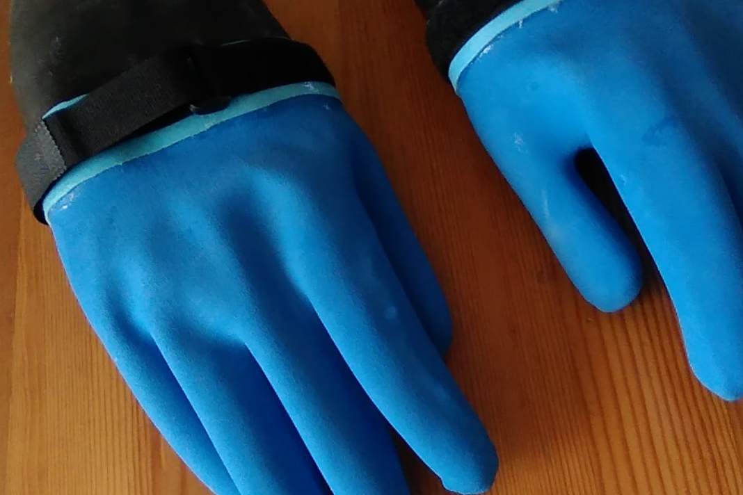 Build your own surf gloves - keep your hands warm while winter surfing
