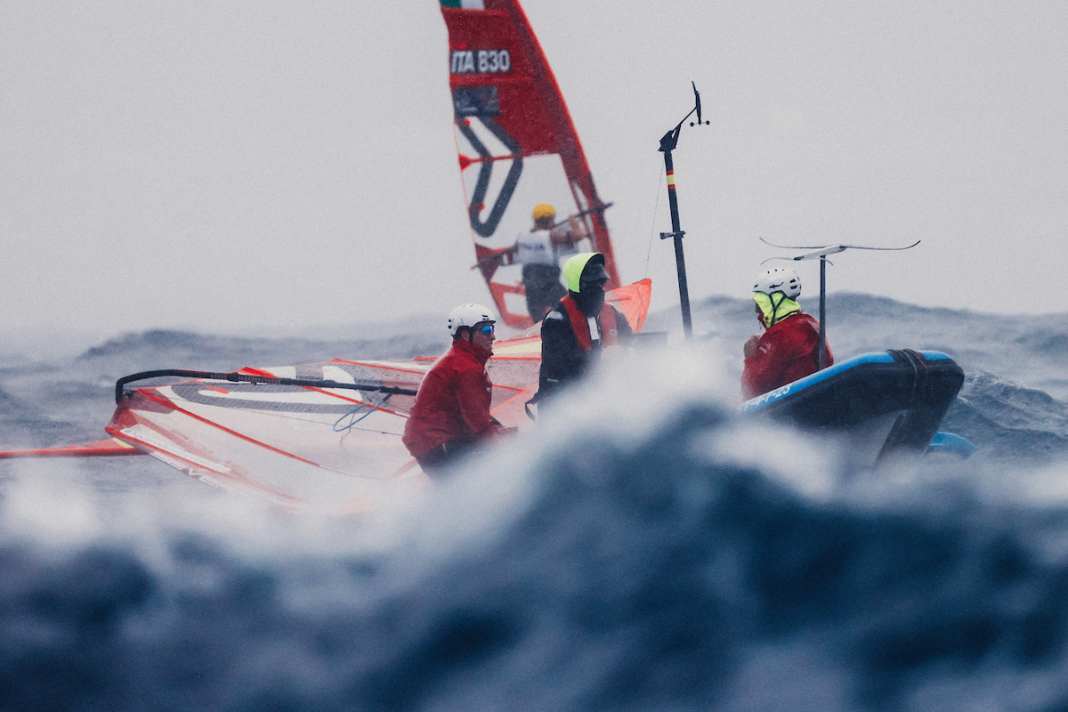 Weather chaos in Sferracavallo - Goyard regains the lead