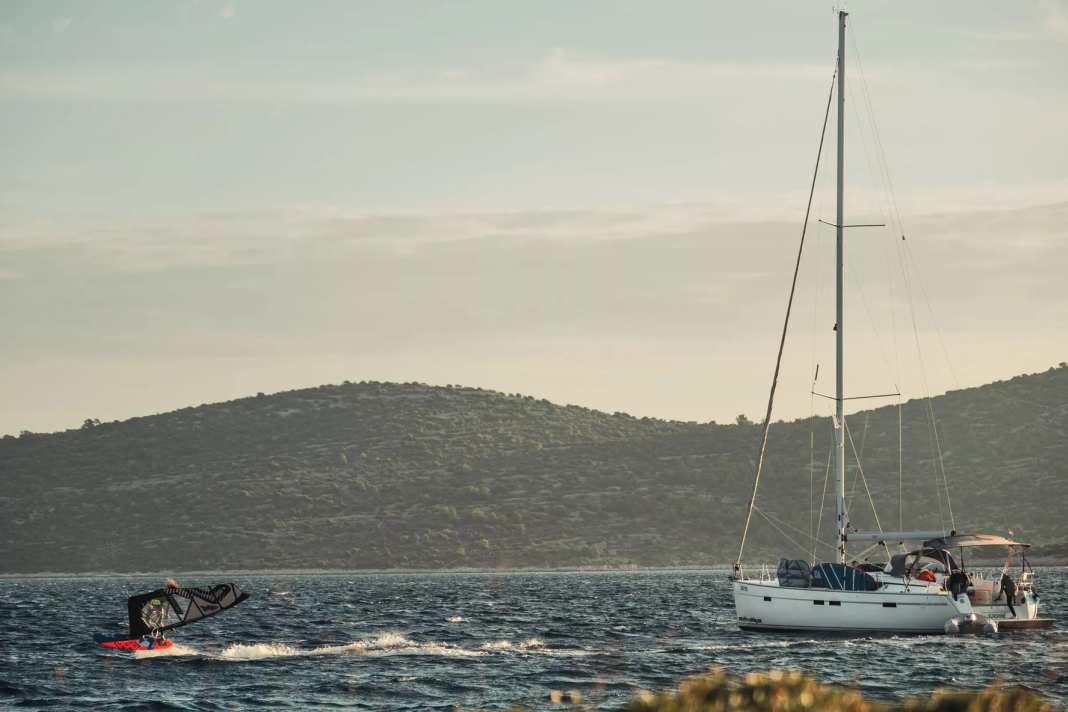 Mit Segelboot und Surfbrett durch die Inselwelt Kroatiens