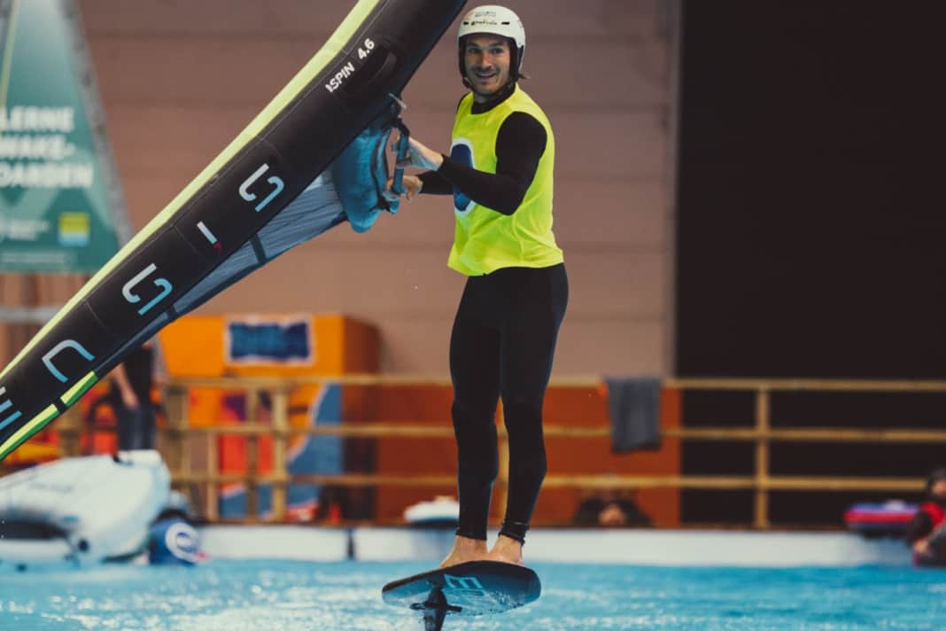 Wingsurf-Action auf dem großen Wasserbecken