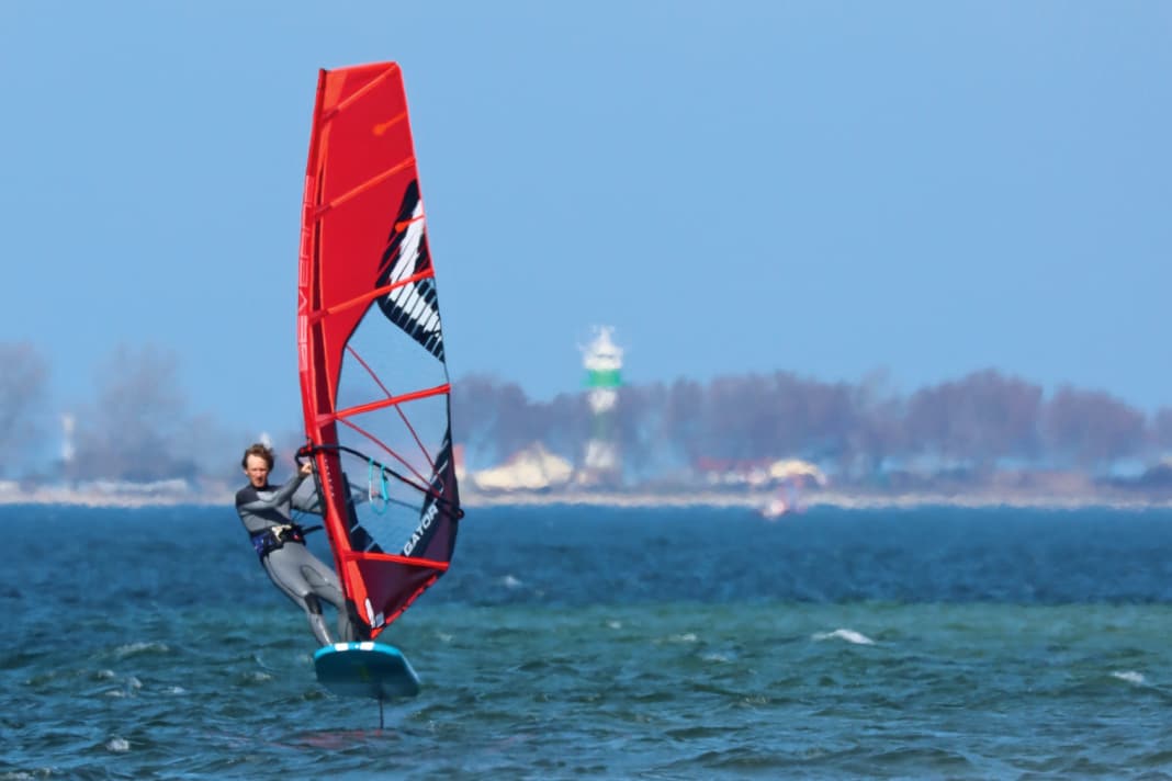 Kontrolliert fliegen, Material tunen & sicher halsen auf dem Foil