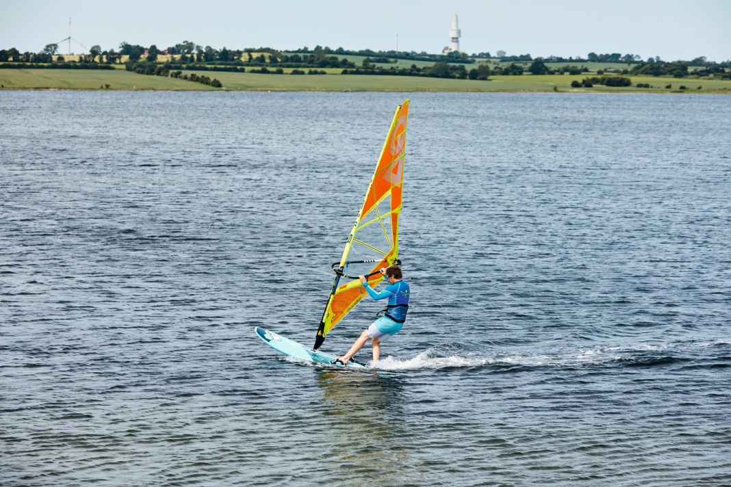 Die perfekte Halse beim Windsurfen – so wird's gemacht!