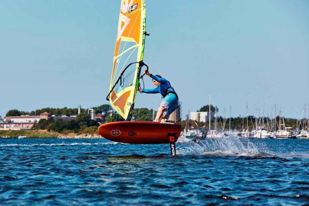 Video-Tutorial – so geht die Foil-Halse beim Windsurfen
