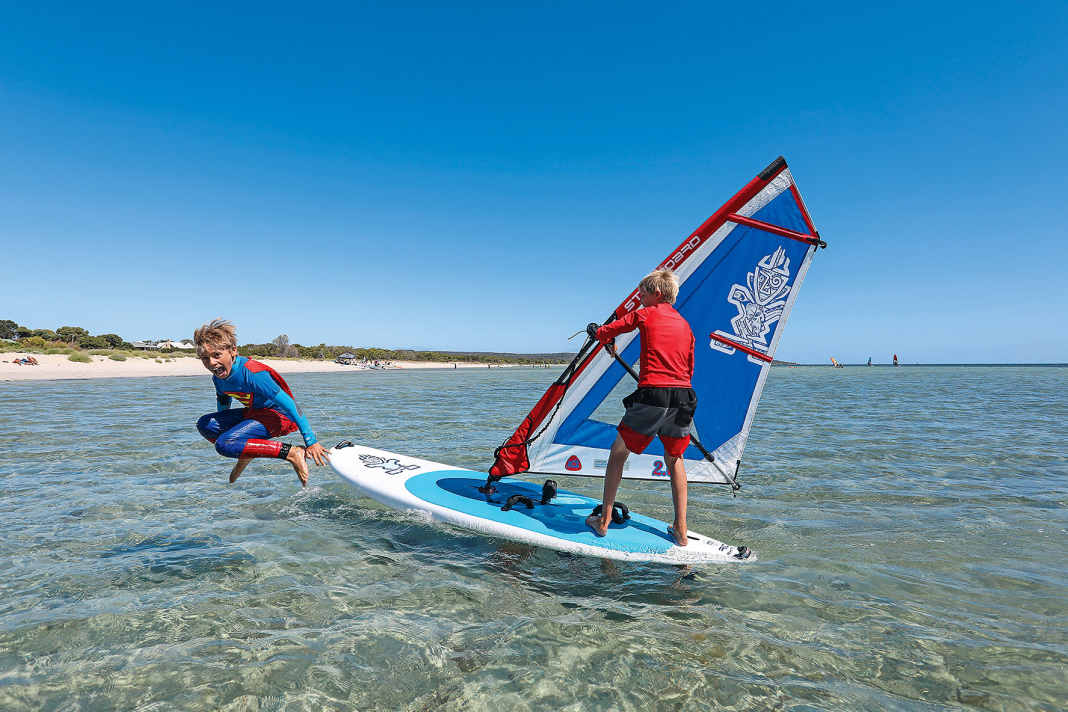Oldtimer, WindSUPs oder Junior-Boards – die besten Windsurf-Bretter für Kinder