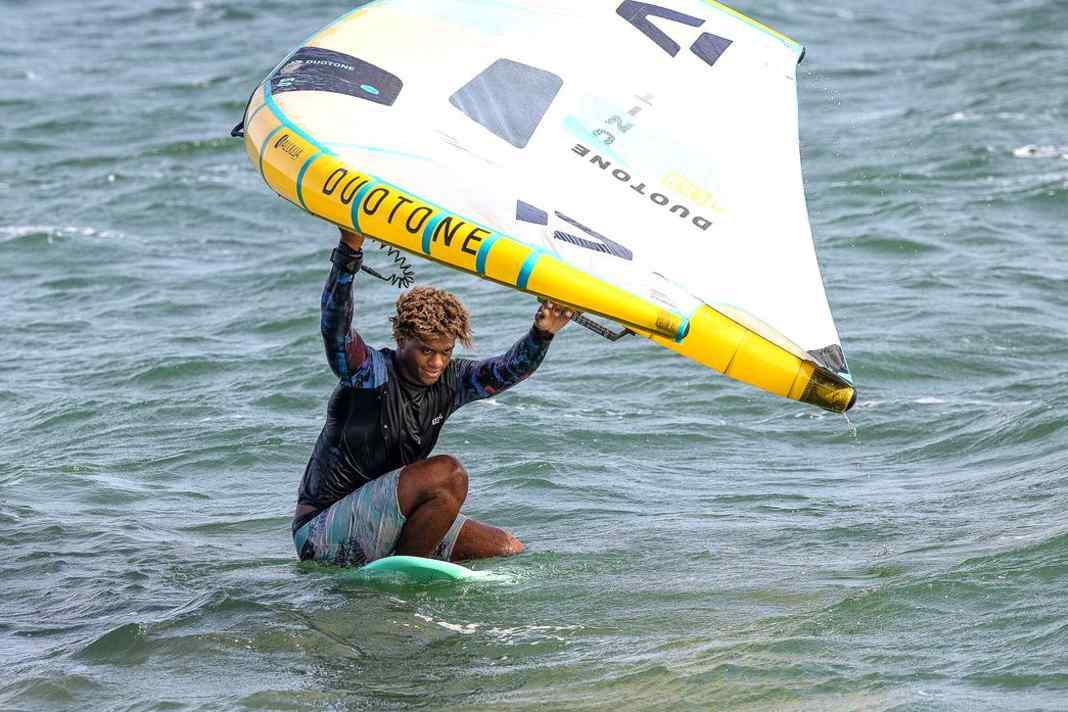 Starten auf kleinen Boards – Wingfoil-Tutorial mit Wesley Brito